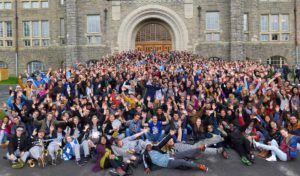 Gruppenfoto der 1300 internationalen Studenten