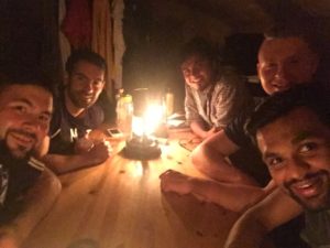 Karten kann man auch im Kerzenschein spielen!